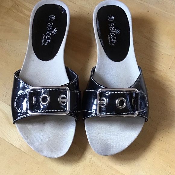 Sbicca Black Patent Buckle Sandals - Picture 1 of 3
